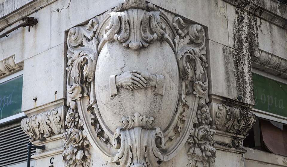Секретное рукопожатие масонов на Praça da Figueira. Фото Patricia Amaral, Observador