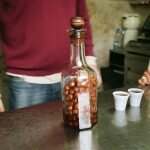 Бутылка жинжи в Ginjinha Espinheira. Фото Frances Ellen