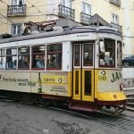 Обновленный старый трамвай в Лиссабоне