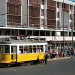 Остановка трамвая №28 в Лиссабоне